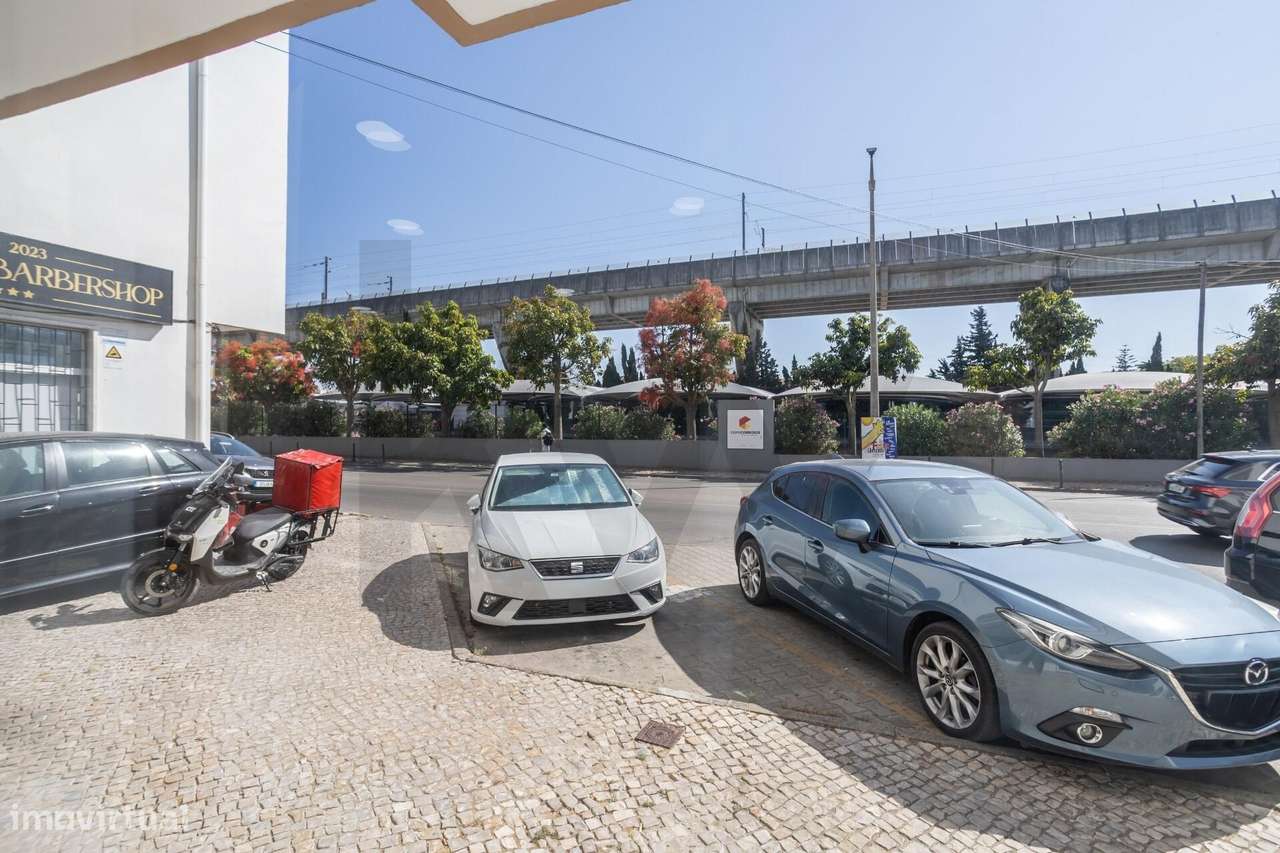 Espaço Comercial (Loja) no Centro de Corroios: Espaço Amplo, Remodelad-27