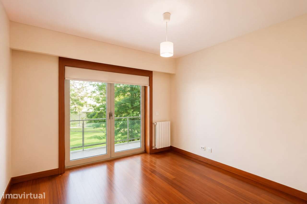 Apartamento T5 com 4 casas de banho e garagem-10