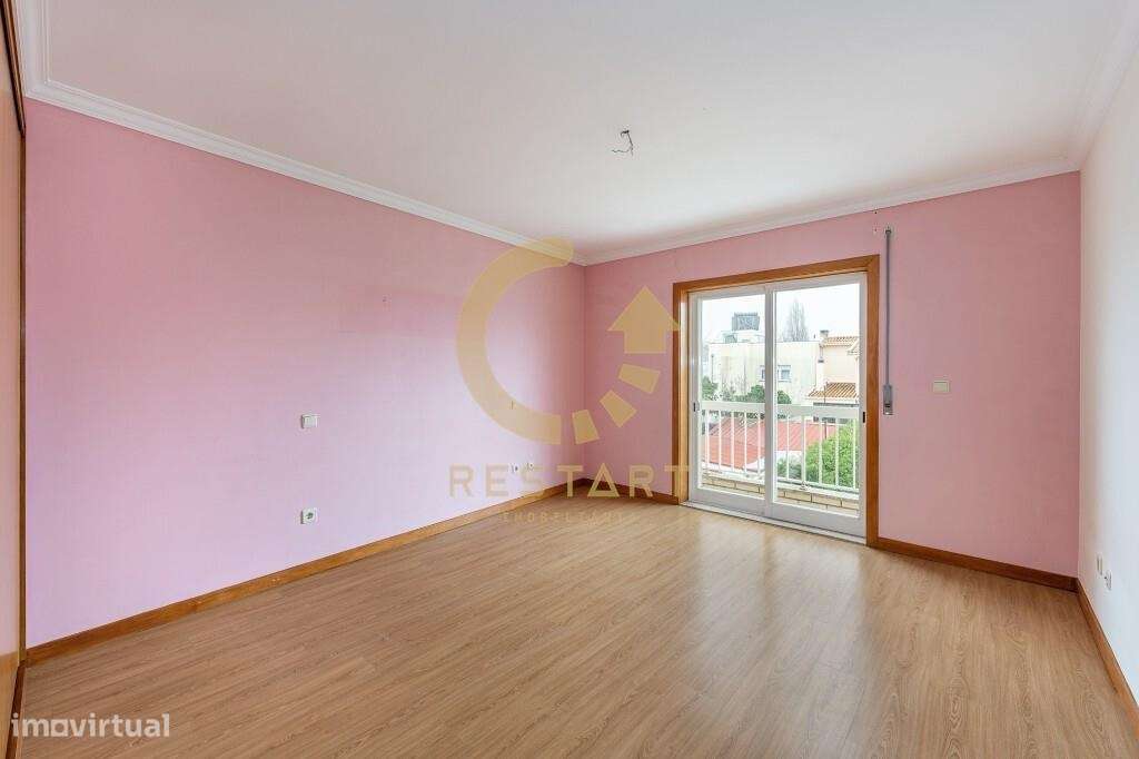 Apartamento T3 com excelente exposição solar, box fechada e junto ao m-7