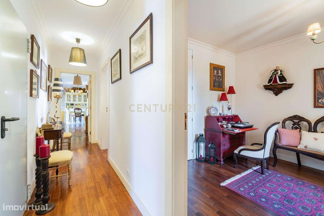 Moradia Isolada T6 com Garagem e Piscina Coberta na Quinta da Beloura-16