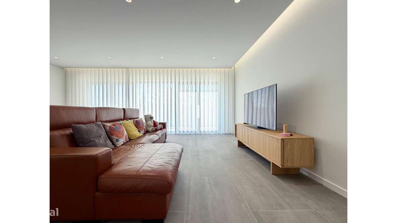 Moradia T4 Nova e Completa-16