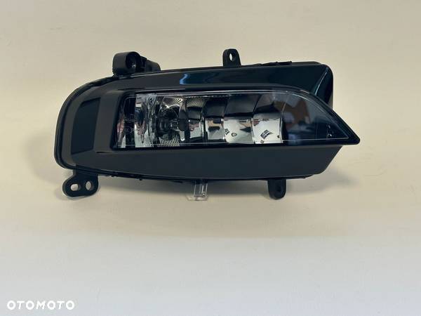 Audi A4 S4 lampa przeciwmgielna prawa 8K0941700C - 2