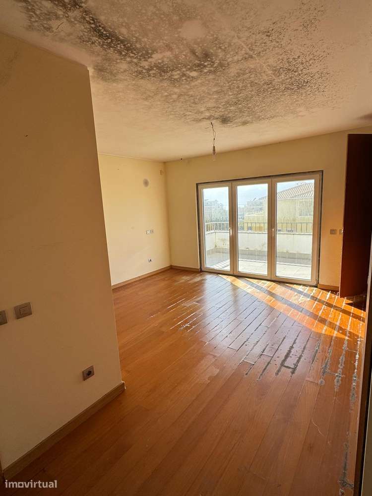 Moradia T5 com piscina, garagem e vista mar em Ericeira-8