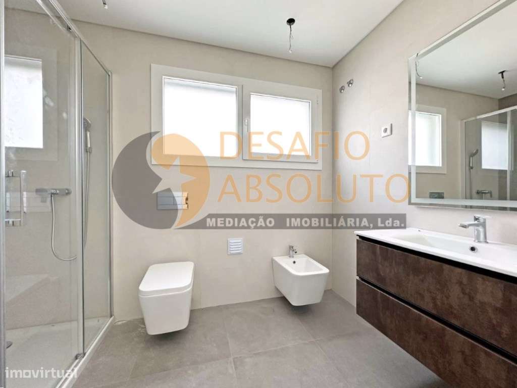 Moradia Geminada T4, 3 Suites c/ Piscina. Fernão Ferro-8