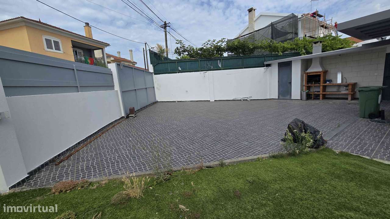 Moradia T4 isolada com jardim e garagem-8