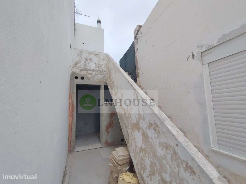 Moradia térrea T2 em remodelação com garagem, pátios e horta, Odele...-36