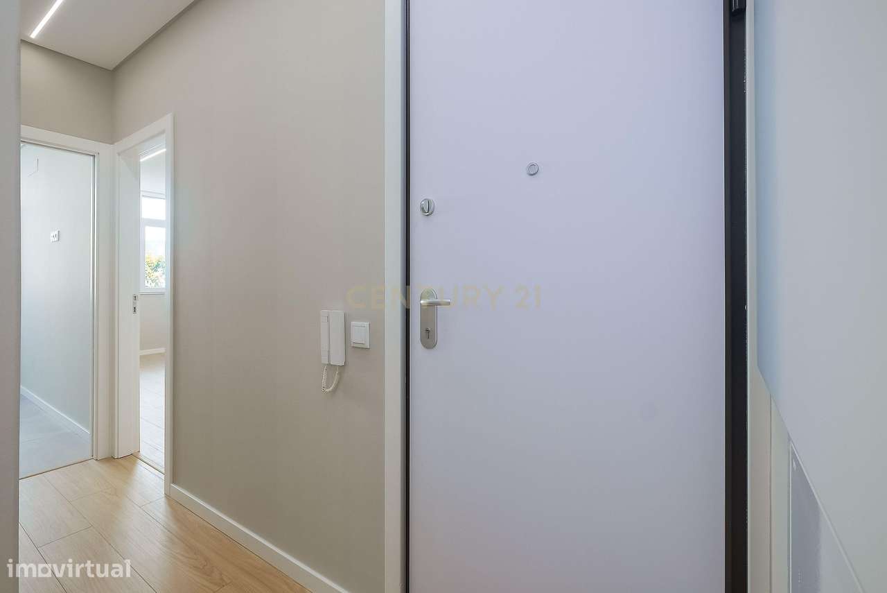 Apartamento T3 Totalmente Renovado | Estoril | Junto aos Salesianos-7