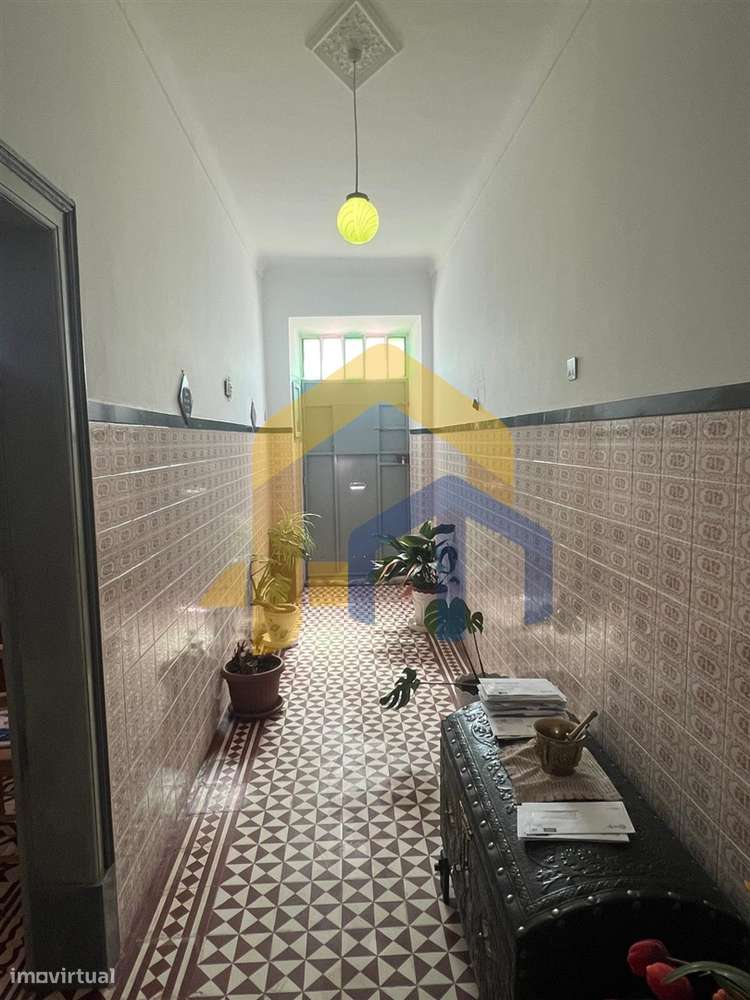 Moradia T4, no centro de Estremoz com quintal-25