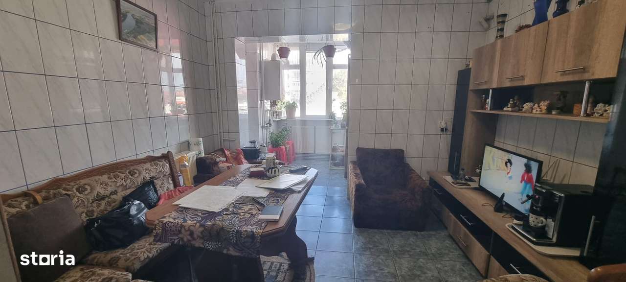 Vand apartament 4 cam. ,Topoloveni, etaj 1, ultracentral, langa Profi-11