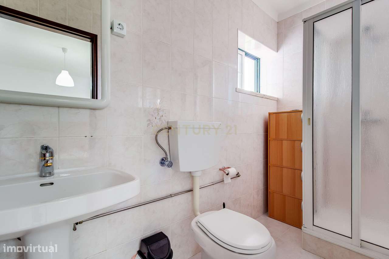 Prédio com 2 apartamentos+garagem+terreno-11