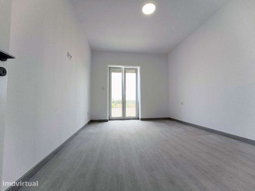 Apartamento T4 totalmente remodelado com suíte, varanda e vista rio...-9
