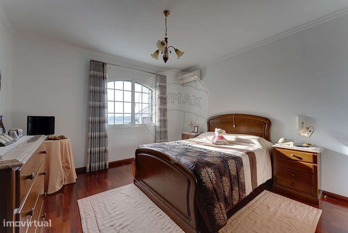 Moradia T5 com eficiência energética e vistas desafogadas em Assequins-16