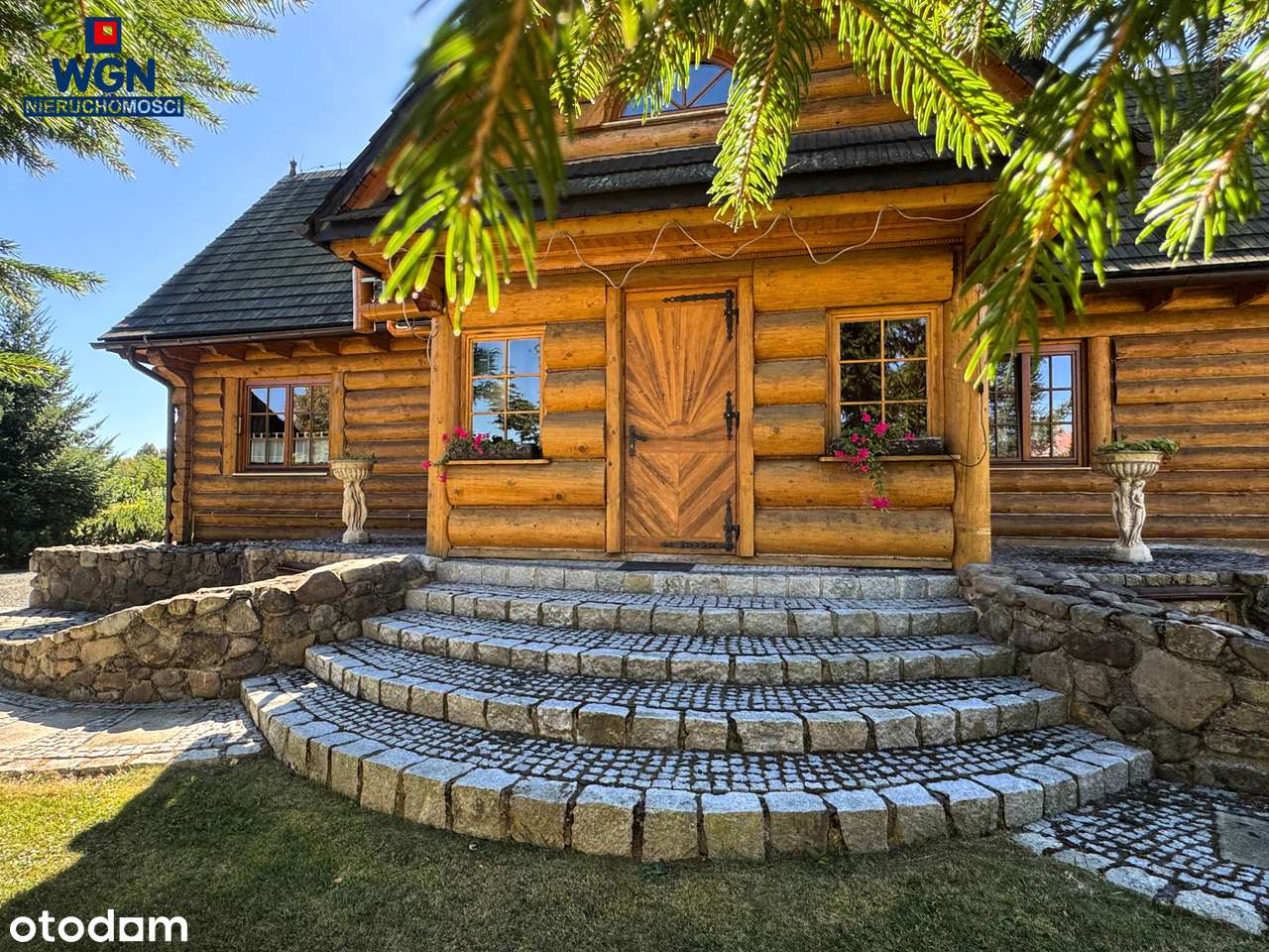 Klimatyczny dom drewniany z zadbanym ogrodem w Polanicy-Zdrój.-2