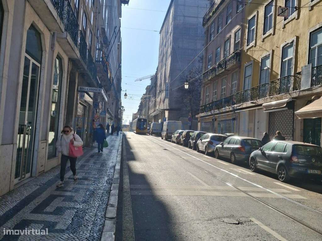 Apartamento T3 na Rua dos Fanqueiros, com vista para o Castelo de S...-27