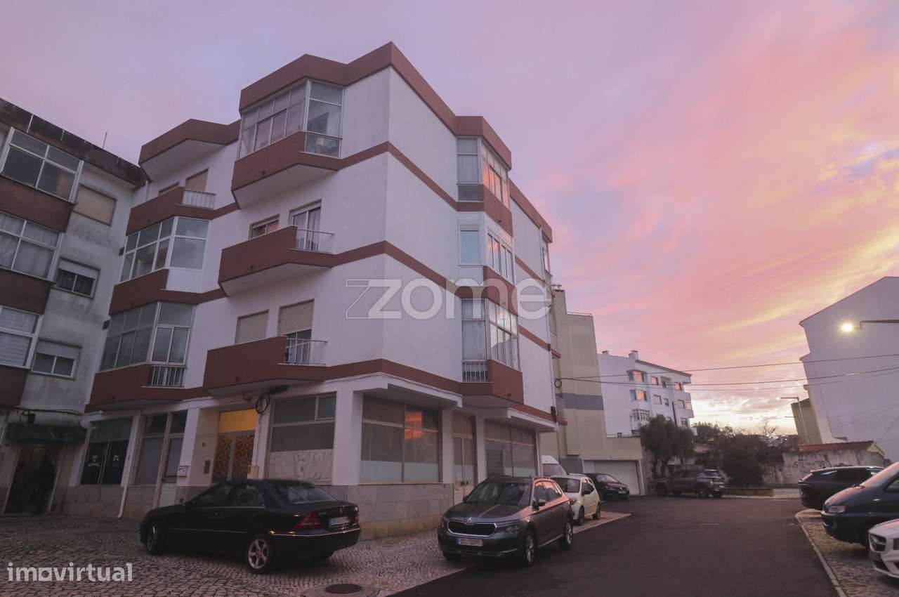 Apartamento T2 em Mem-Martins renovado - Grande imagem: 1/24