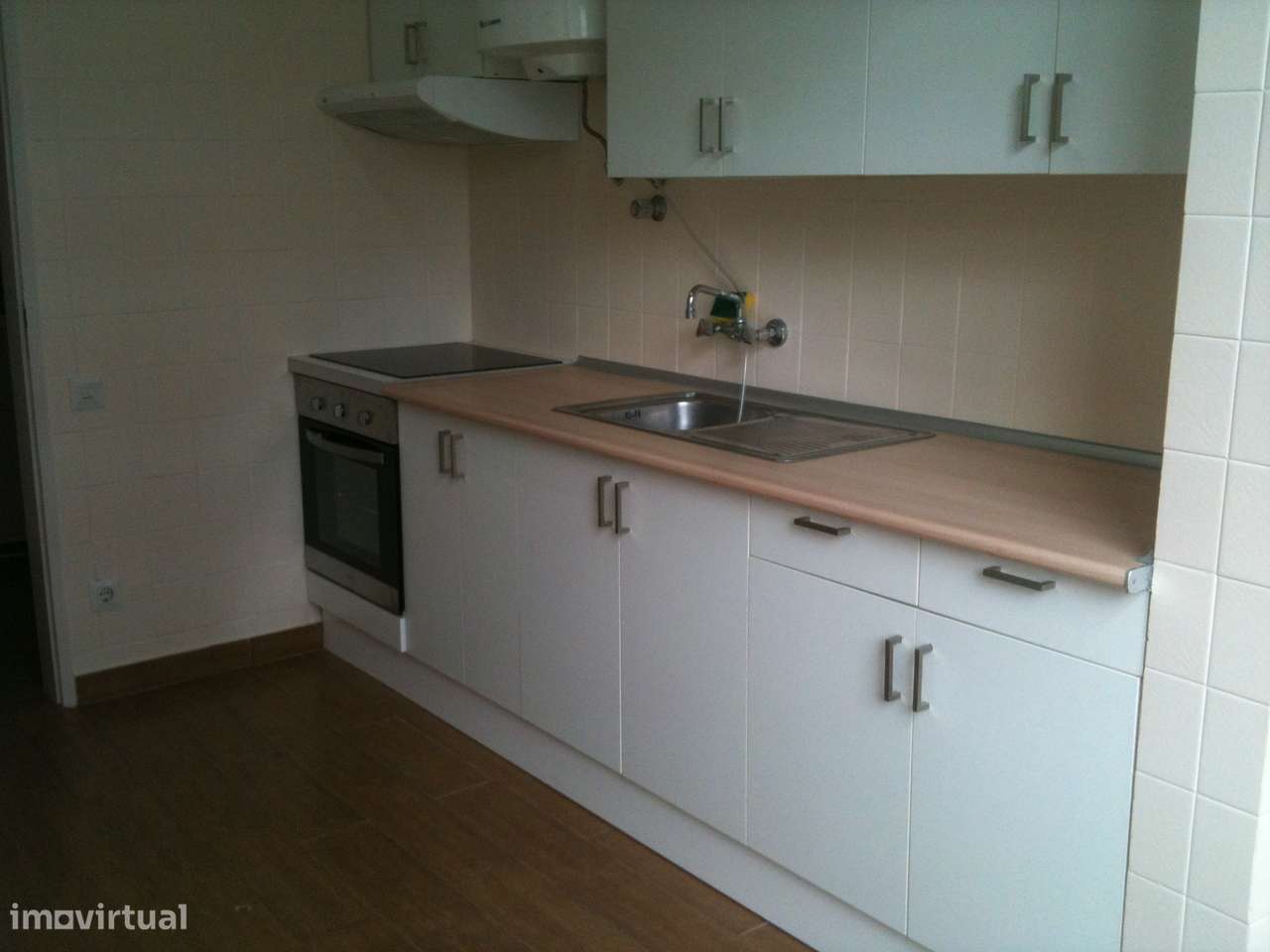 Carnaxide, T2 s/moveis, 1 casa de banho, despensa - Grande imagem: 3/9