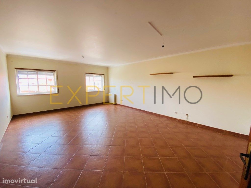 Apartamento T4 com garagem fechada - Caldas da Rainha