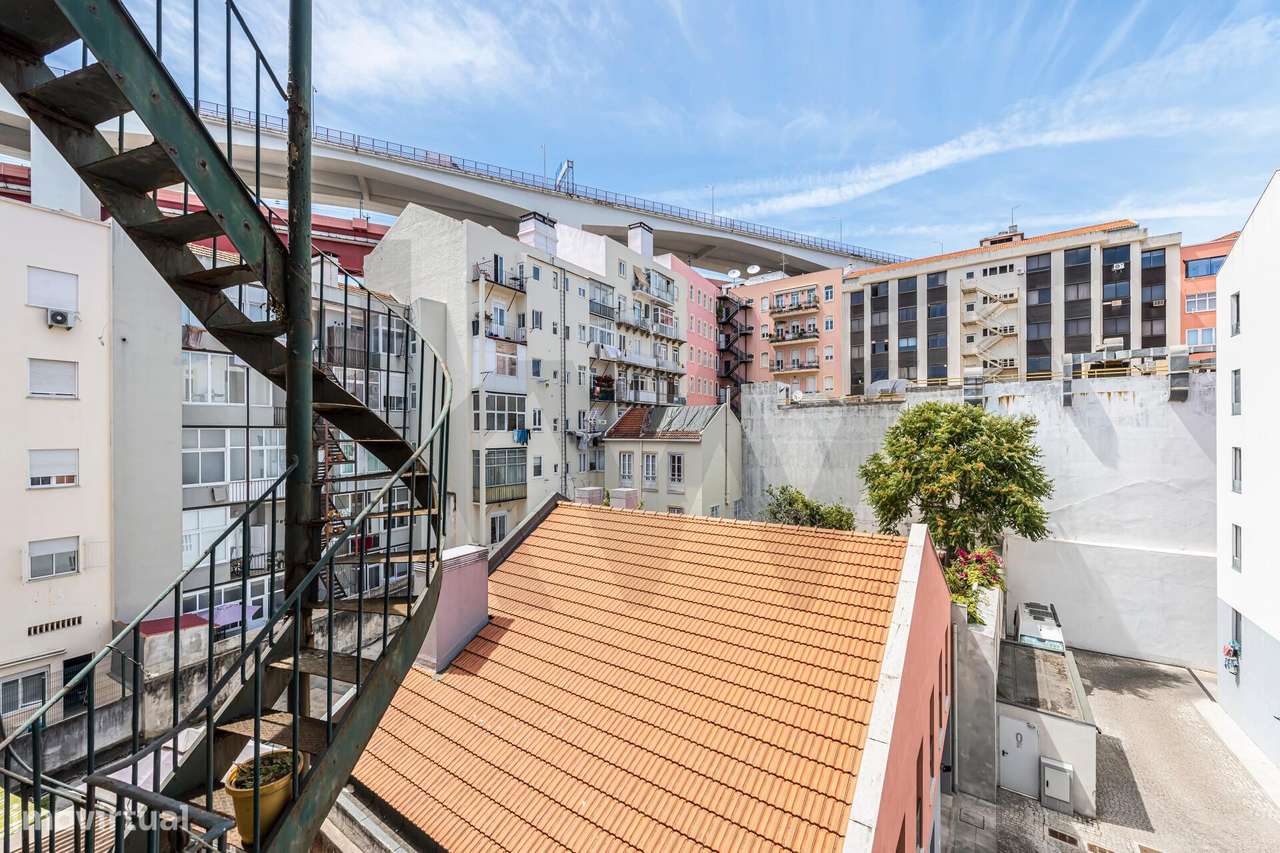 Apartamento T3 com garagem - Renovado - Alcântara-22