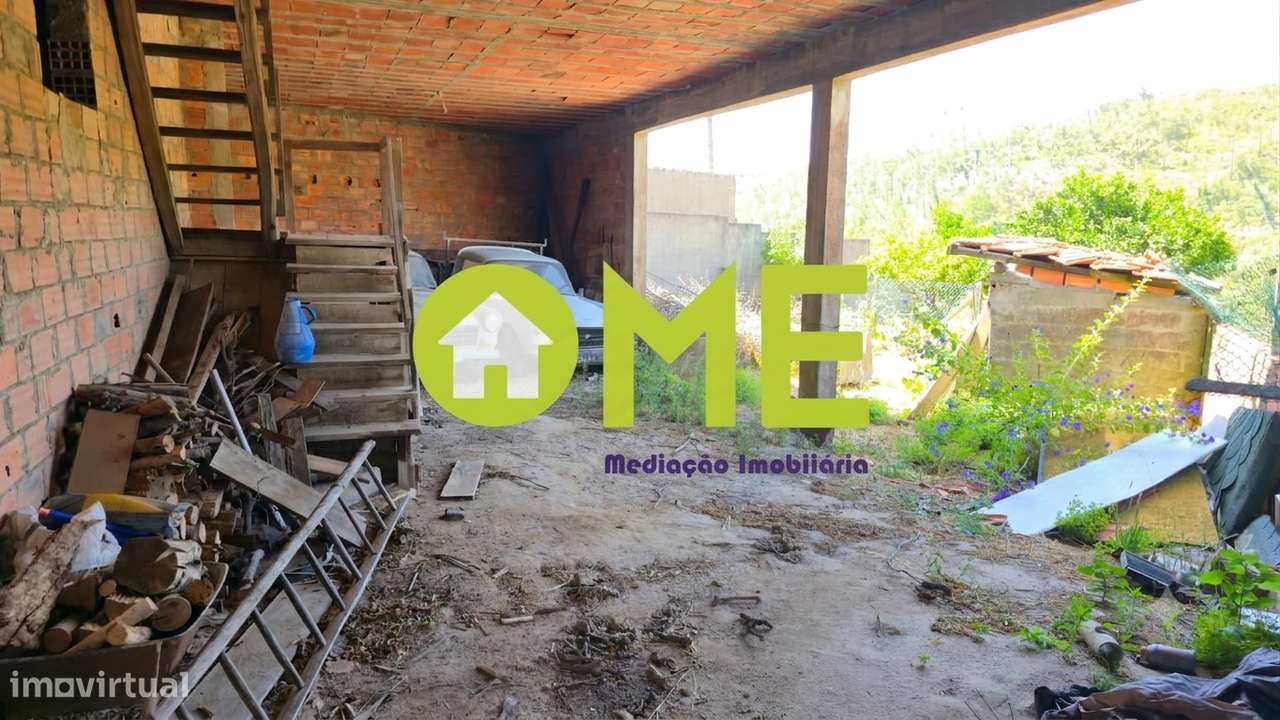 Moradia T4 isolada com jardim e garagem e anexos-10