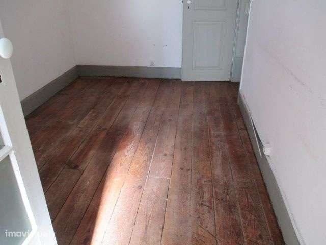 Vivenda na Av. Dias da Silva-22