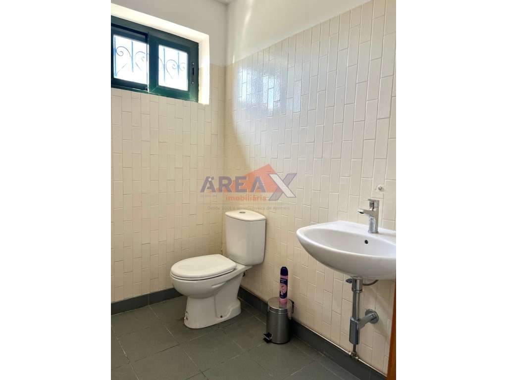 Rés do chão para comércio, com garagem na cave - Grande imagem: 4/14