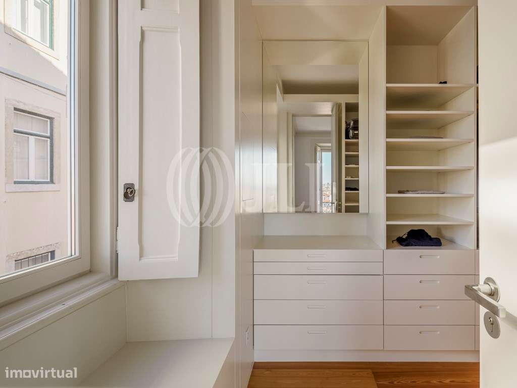 Apartamento T3+2 com jardim, em pleno Castelo, Lisboa-33