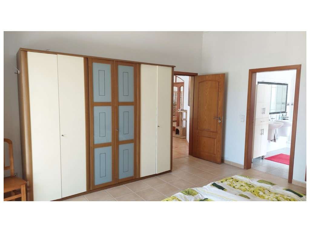 Moradia térrea, individual T4 com piscina e jacuzzi, zona Coimbrão-12