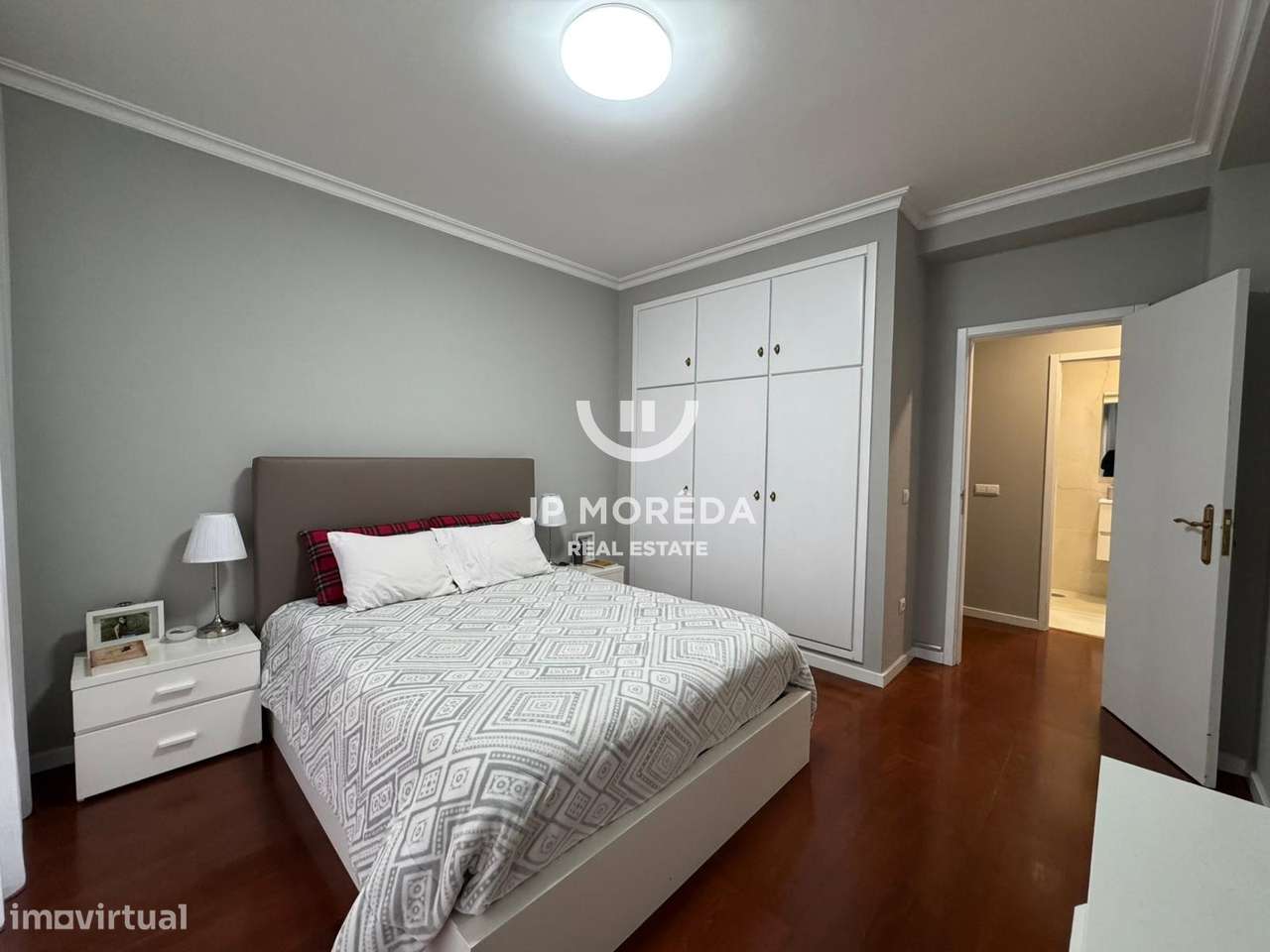 T2 com varanda, garagem e elevador no centro de Santo Tirso-7