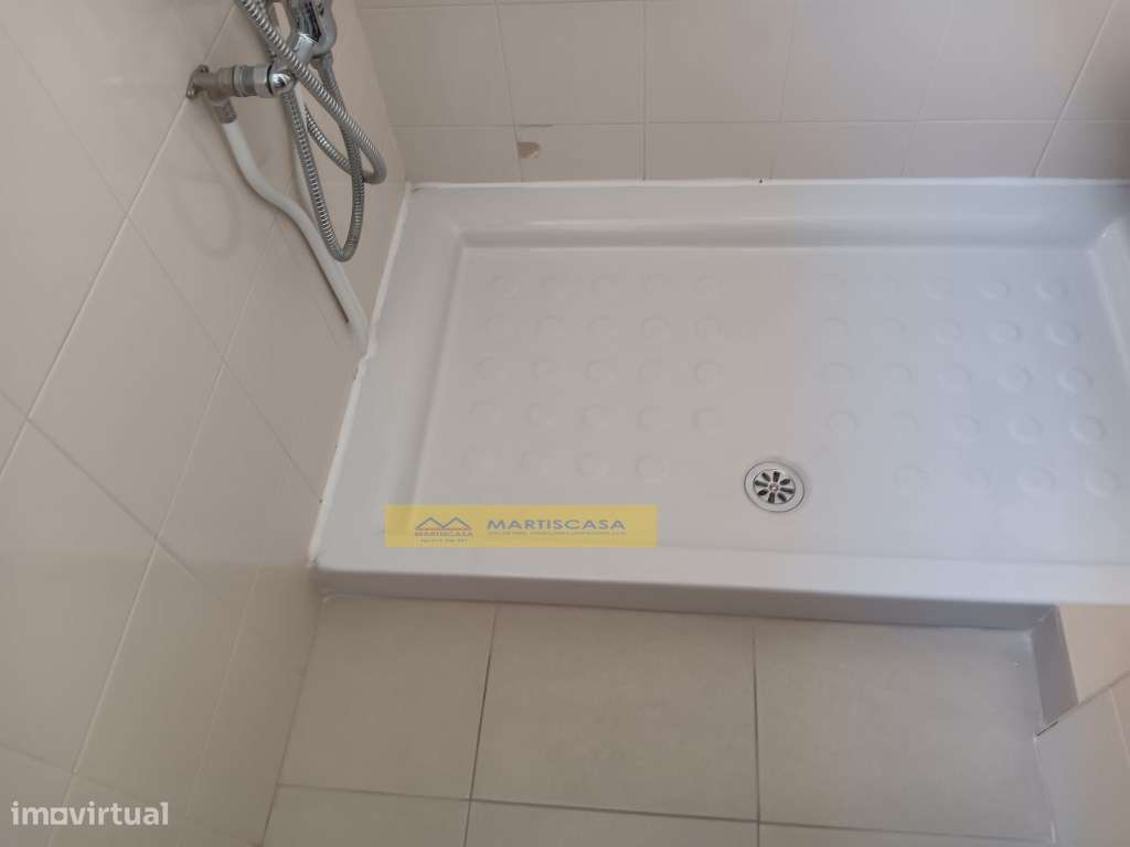 Moradia T4 totalmente remodelada, garagem, sotão e espaço exterior,...-23