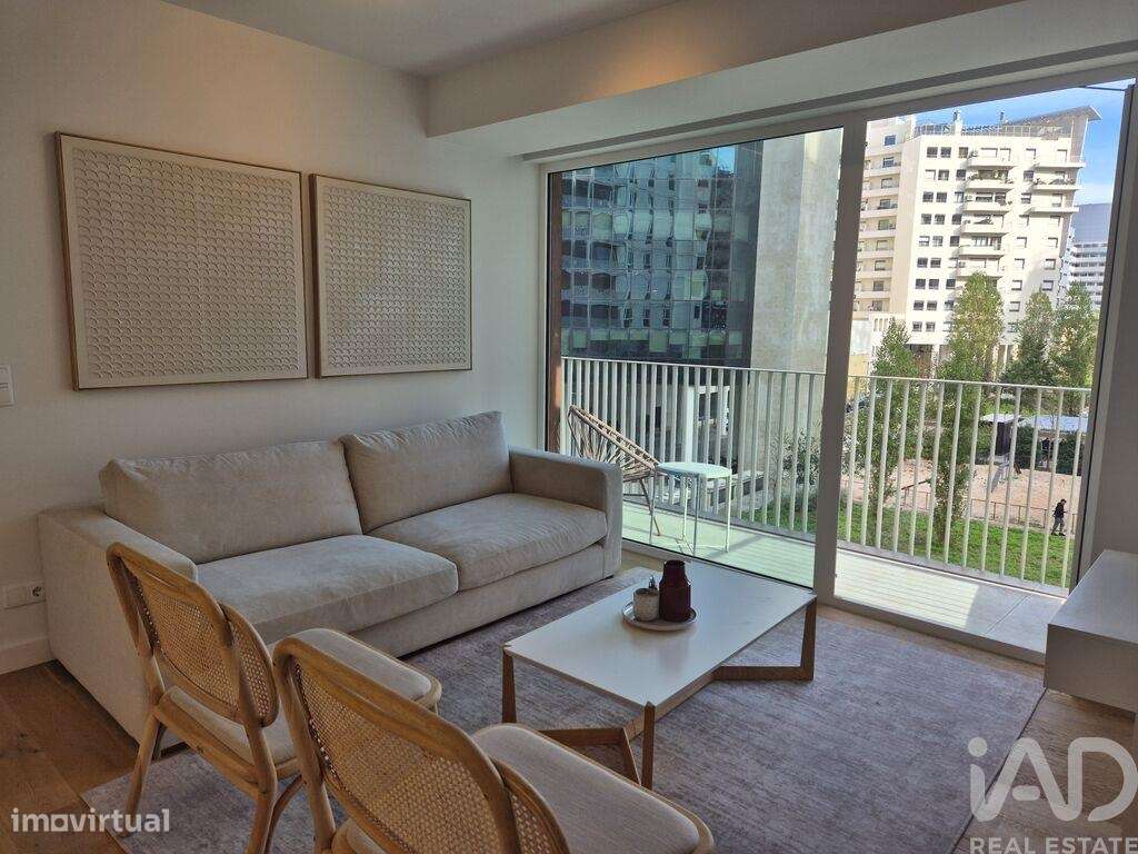 Apartamento T2 em Campolide de 90,00 m2 - Grande imagem: 2/23