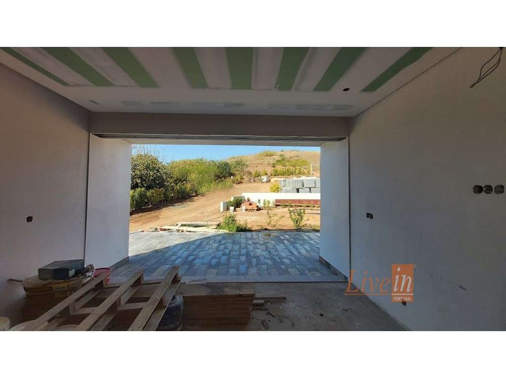 Quinta com Moradia T4 Isolada na Azueira em Mafra-23
