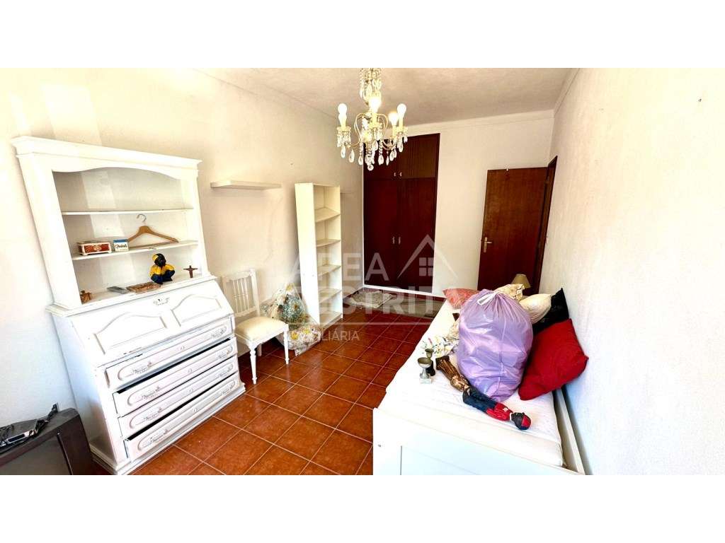 Moradia T3 em Banda - Churrasqueira, anexo e potencial para piscina...-10