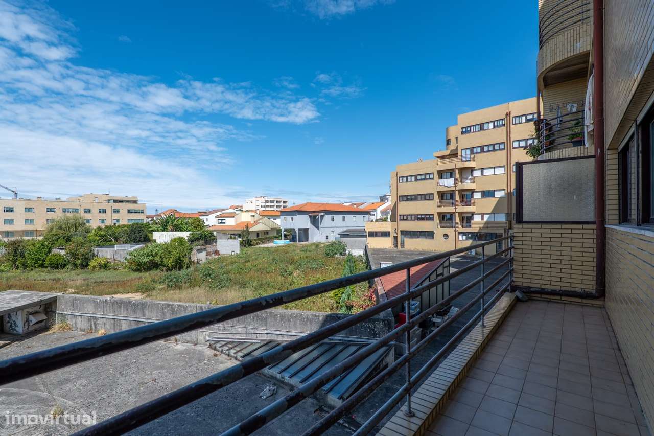Apartamento T2 com varanda, garagem e vista urbana-18