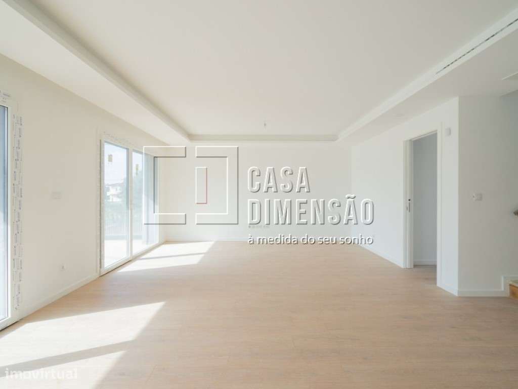 Moradia de Arquitectura Moderna de tipologia T4 com piscina e jardi... - Grande imagem: 5/60