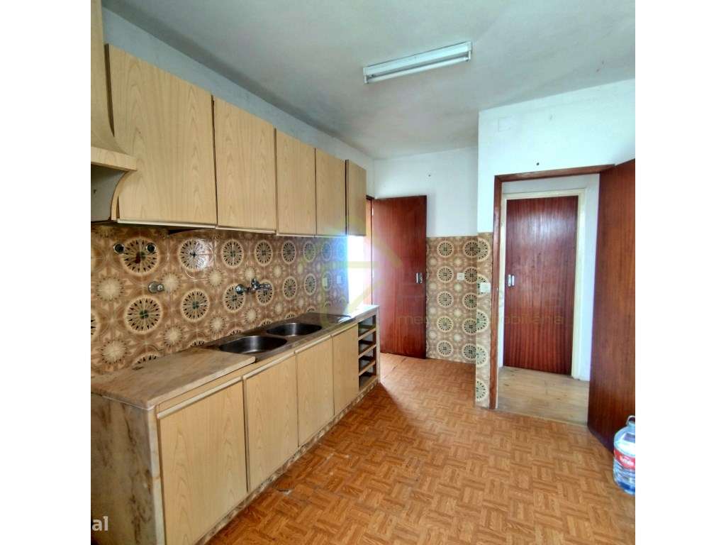 Moradia para renovação no centro de Monte Redondo-4