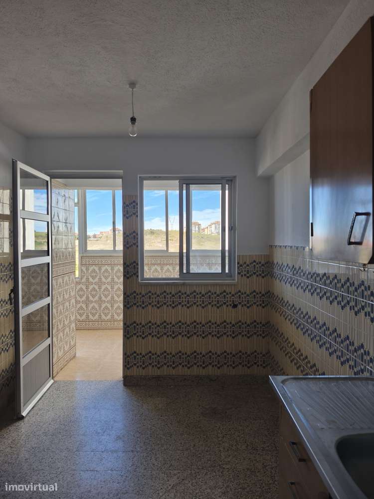 T3  Monte Abraão, varanda fechada, arrecadação e vistas desafogadas.-6