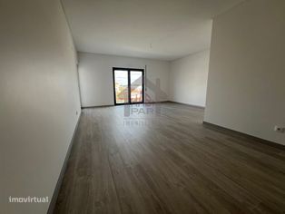 Espaçoso Apartamento T3 Novo com Excelente Localização em...