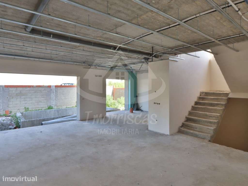 Moradia V4 nova com piscina no Bairro Sol Tejo, São João da Talha-5