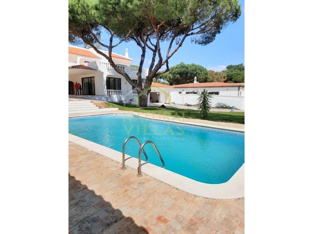 Moradia T5 Renovada, Piscina e Jardim em Vale do Lobo - Grande imagem: 2/33
