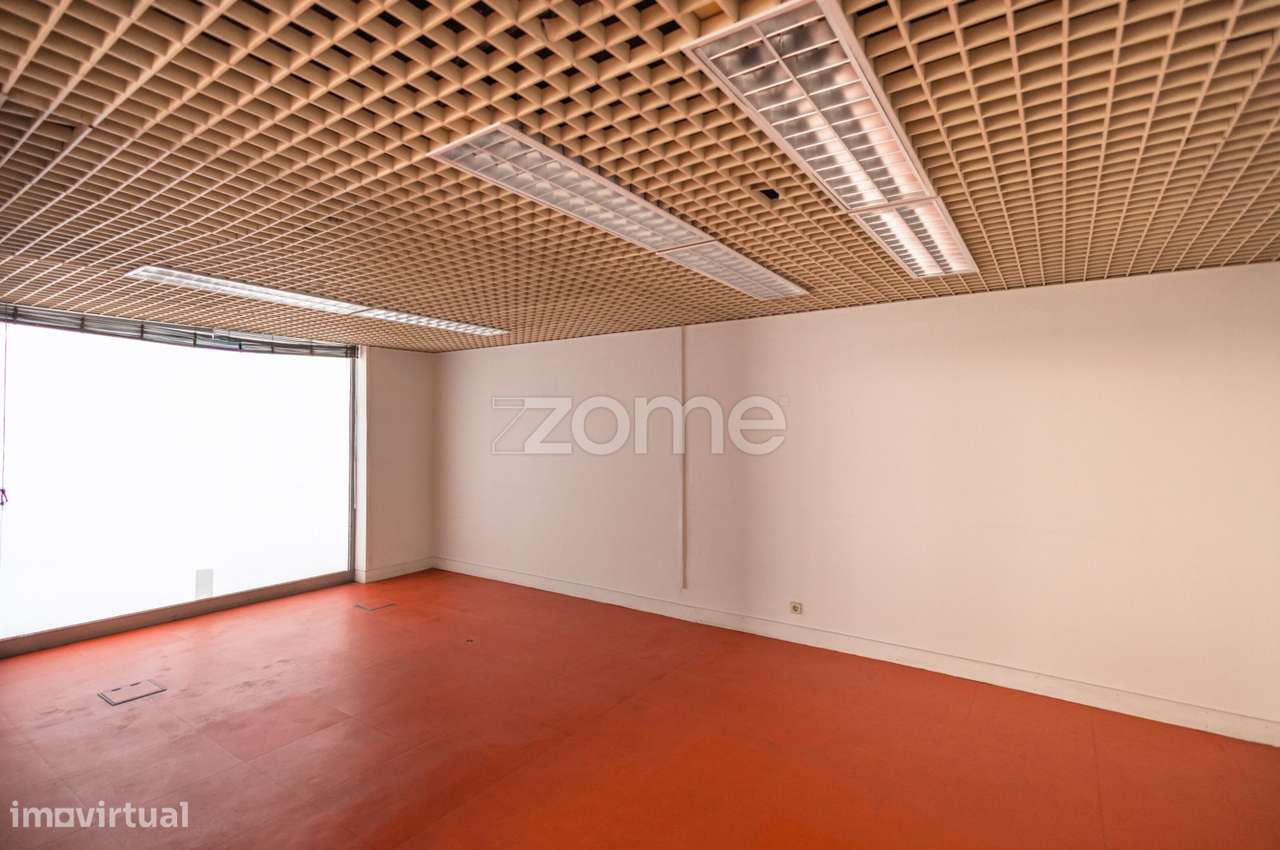 Loja com montra de 175m2 em Odivelas-12