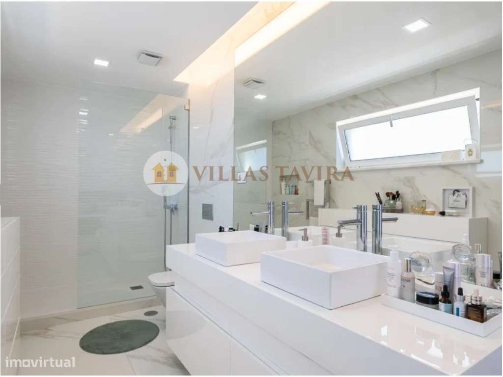 Moradia T3 de Luxo com Piscina, Vista Mar e Acabamentos Premium-40