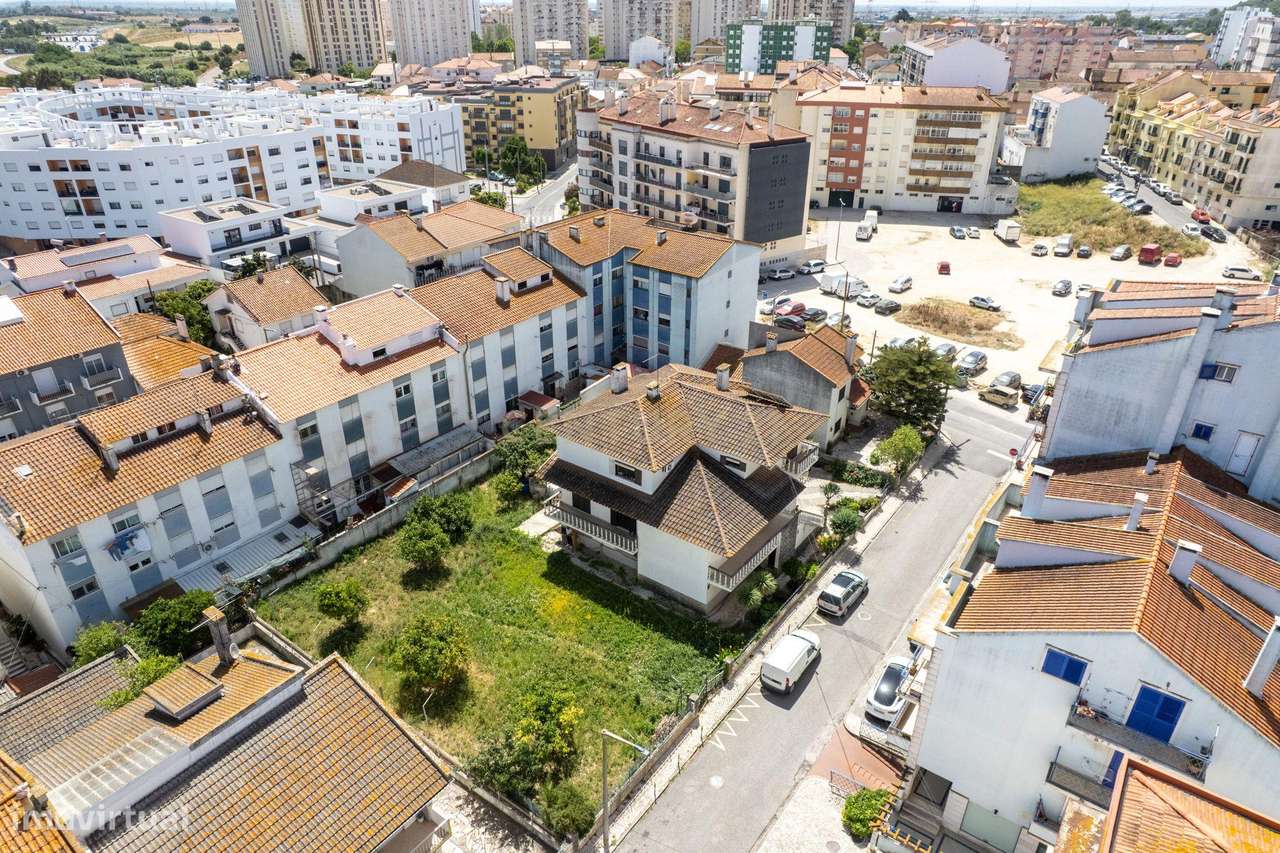 Excelente Moradia T7 no Carregado Inserida num generoso lote de 1.060m-14