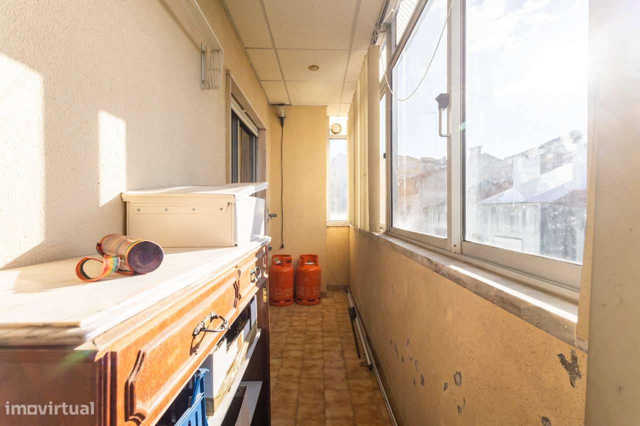 Apartamento T2 na Amadora: Potencial Único com Sótão e Varanda Solaren-12