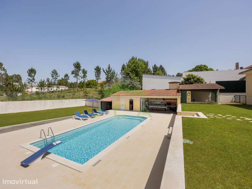 Moradia V4 com piscina e terreno-43