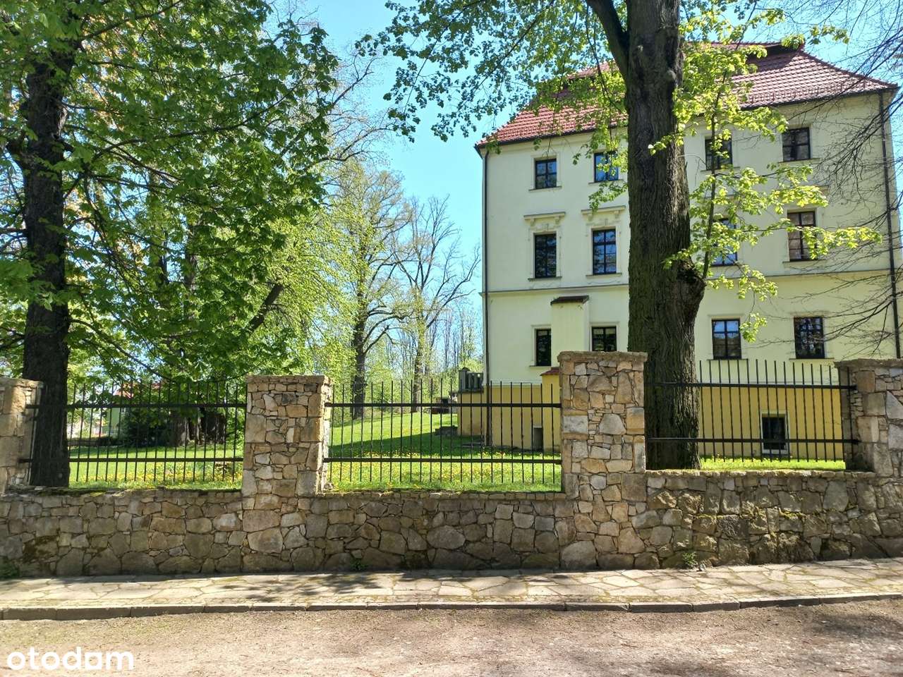 Zabytkowy dworek wraz z parkiem - Pełny obrazek: 2/3