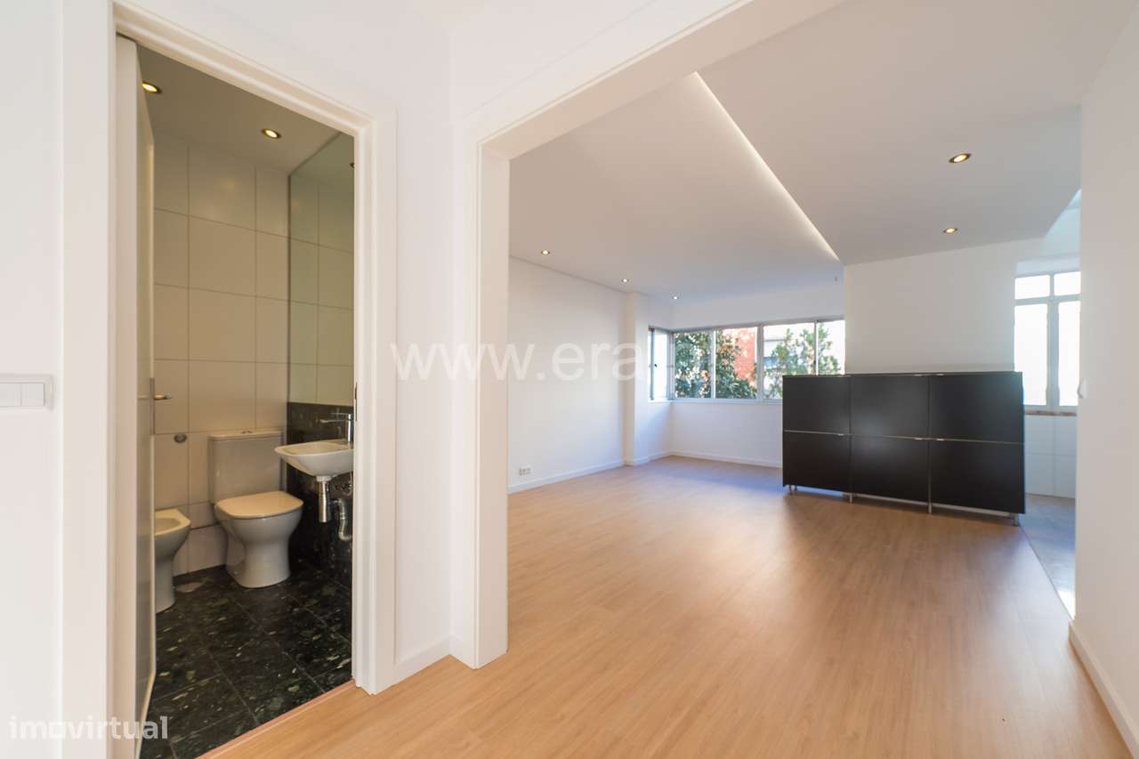 T2 Totalmente Remodelado a 5 Minutos do Metro — Odivelas-16