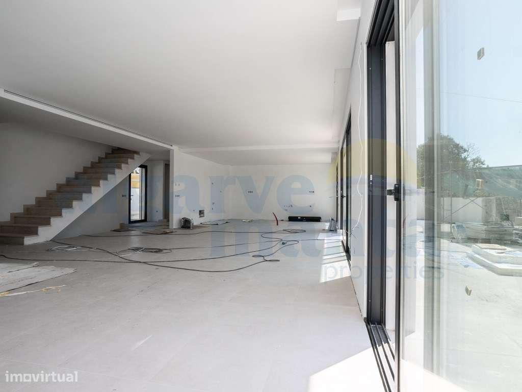 Moradia T4 de Arquitetura Contemporânea com Piscina, Rooftop e Vist...-18
