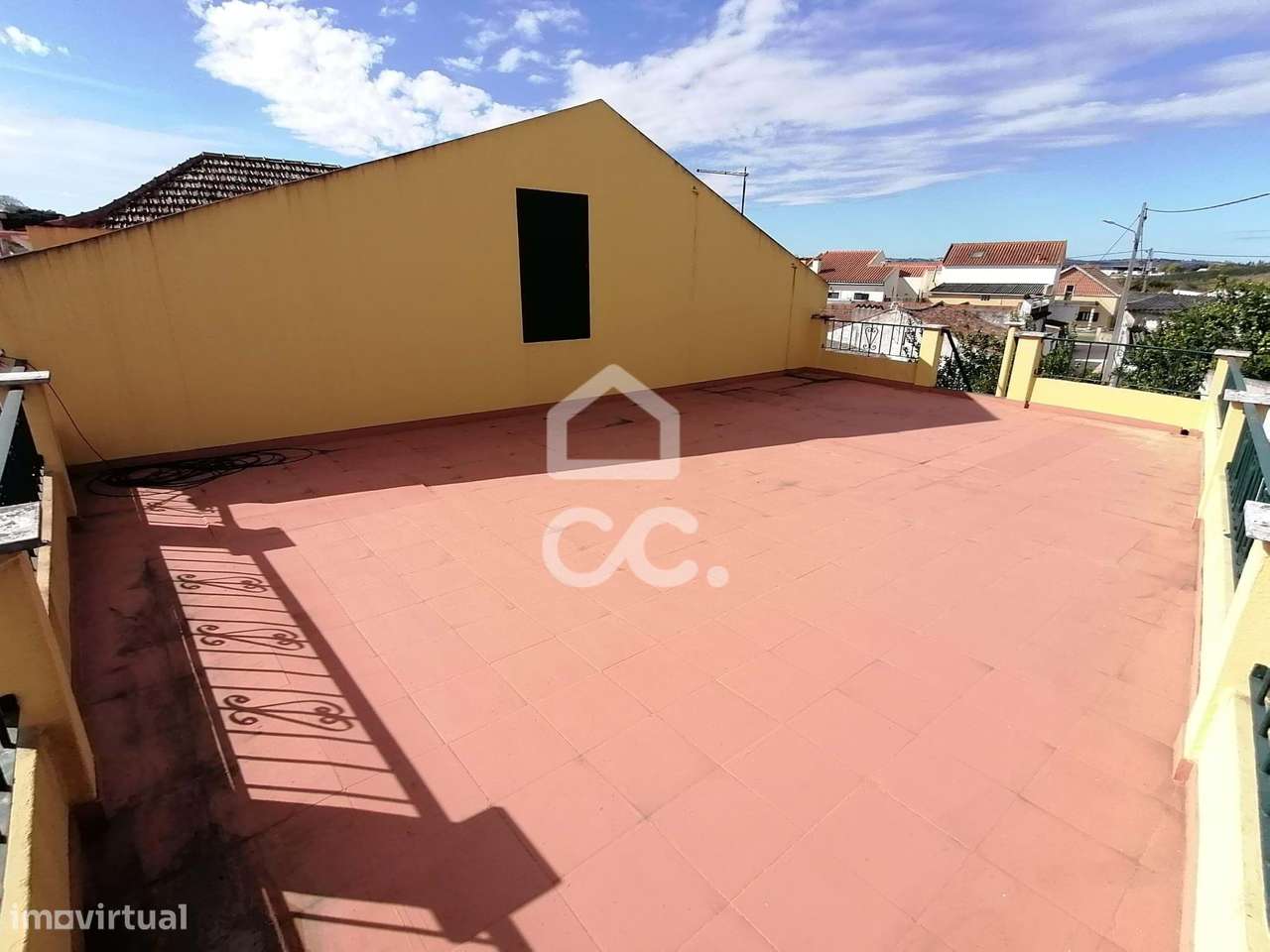 Moradia espaçosa com muita luz, fantásticos espaços exteriores e enorm - Grande imagem: 5/42