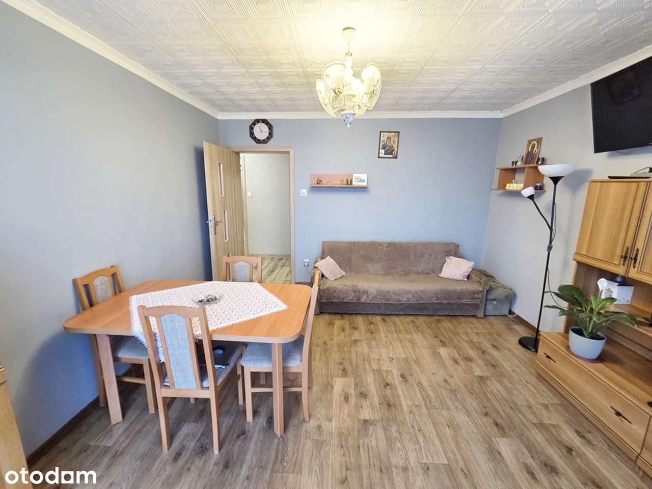 Z balkonem i budynkiem gospodarczym-1