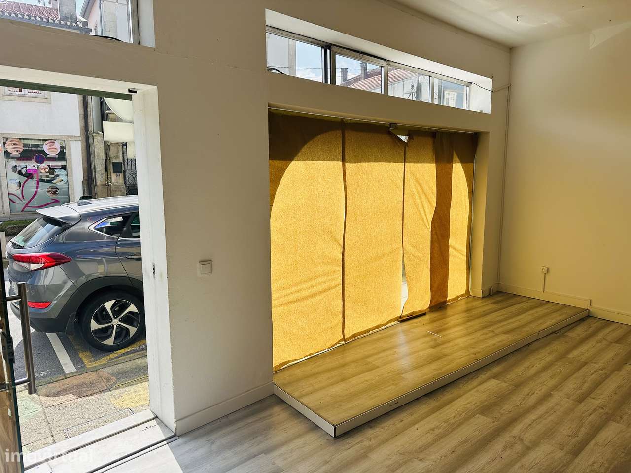 Amplo espaço comercial, em localização central de Valongo-8